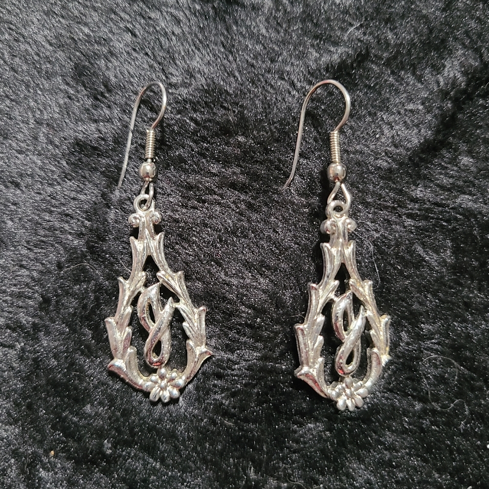 Sarah Coventry silvertone letter "J" dangle earrings (52)